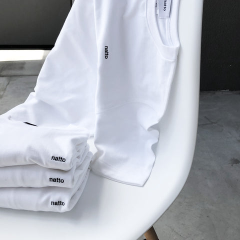 定番アイテムだからこそ、こだわりを詰めたベーシックな刺繍Tシャツ