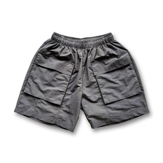 loose silhouette nylon cargo shorts / charcoal