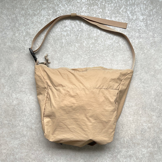 【SAMPLE】compact nylon bag / beige