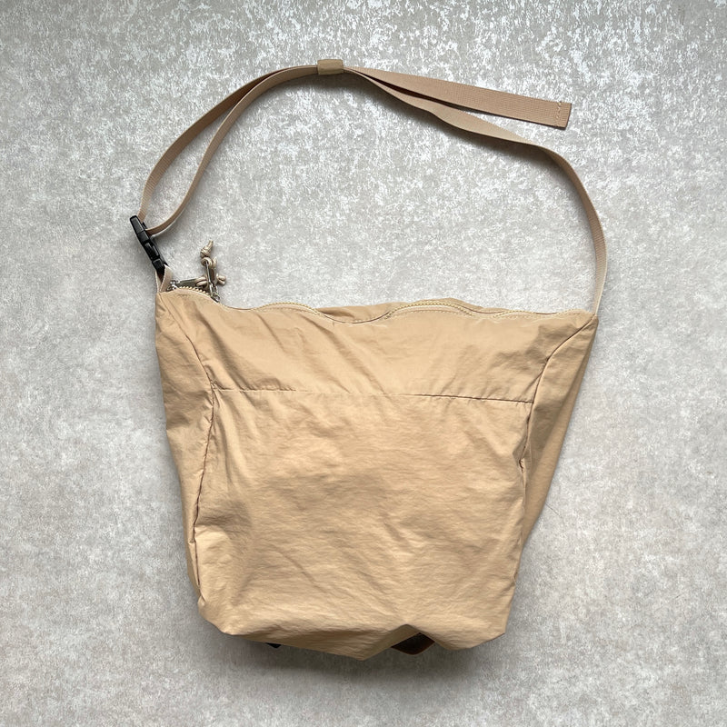 【SAMPLE】compact nylon bag / beigeディティール画像