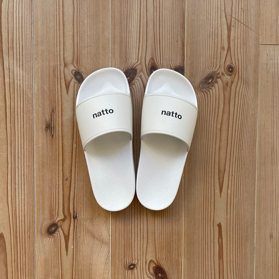 natto shower slides / white