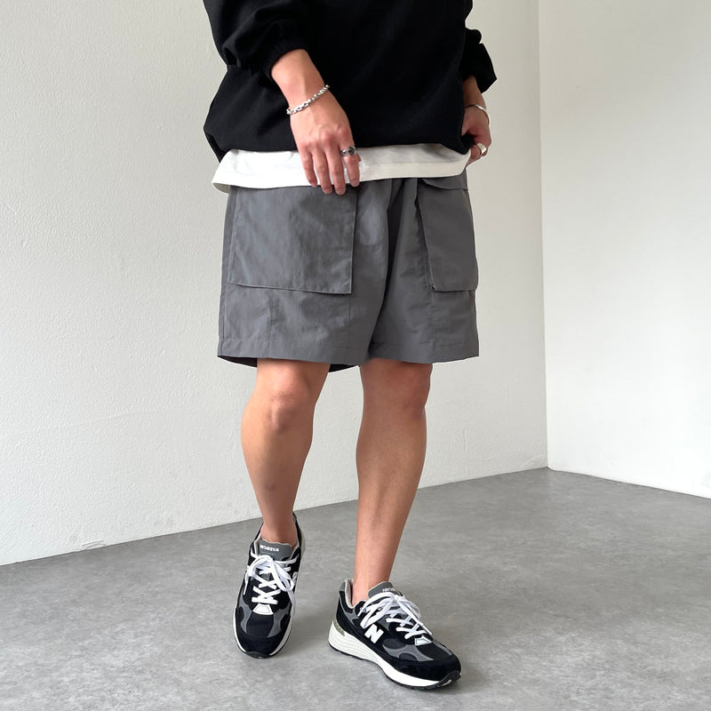 コットンナイロンルーズカーゴ　M ブラック loose silhouette nylon cargo shorts / charcoal（ルーズ