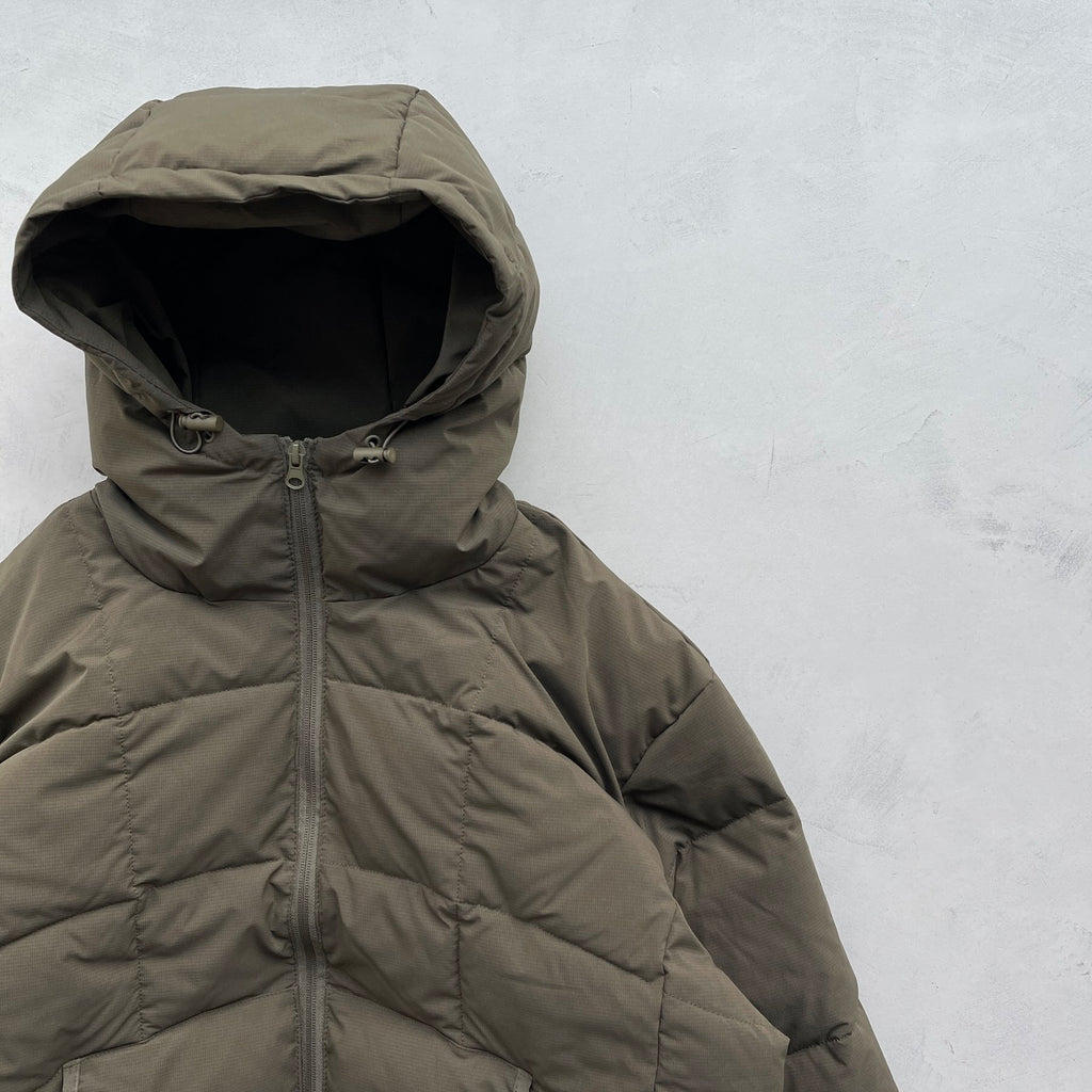 【SAMPLE】puffer jacket / khaki | natto | ナット 公式オンラインショップ