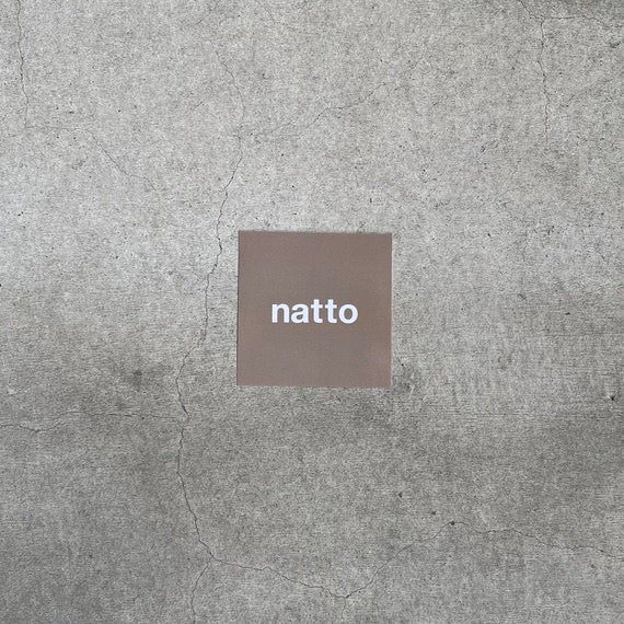 natto logo sticker / beige