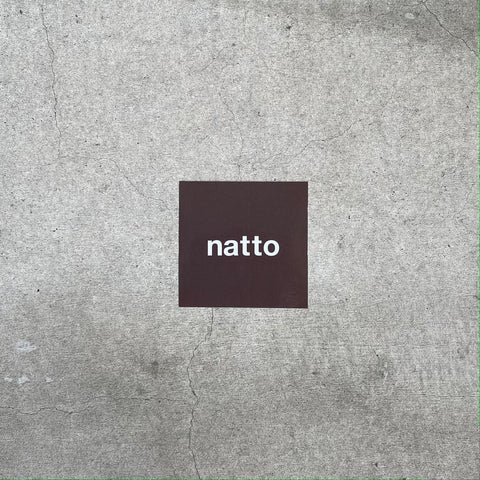 natto logo sticker / brown