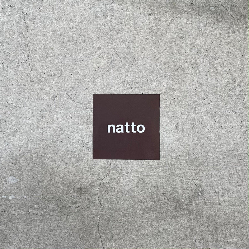 natto logo sticker / brownディティール画像