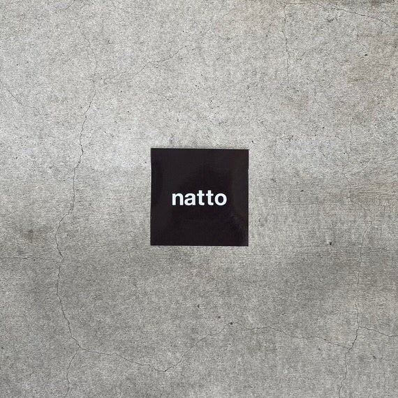 natto logo sticker / dark brown